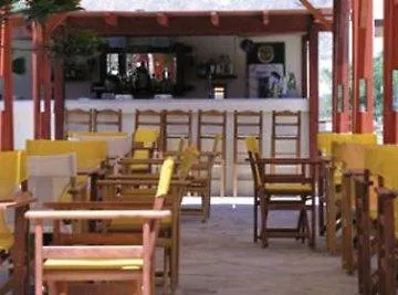Ξενοδοχείο με διαμερίσματα Rena Περίσσα